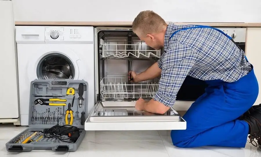 Kaynaşlı Luxell servisi teknisyen ekibi beyaz eşya tamiri yaparken